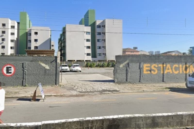 Prédio em leilão judicial em Vila Maia, Guarujá — Av. Dep. Emílio Carlos, 336