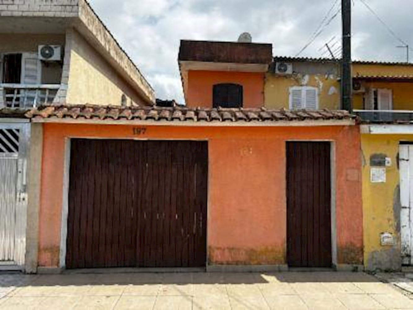 Casa em leilão extrajudicial em Jardim Santa Maria, Guarujá — Rua 10, 197