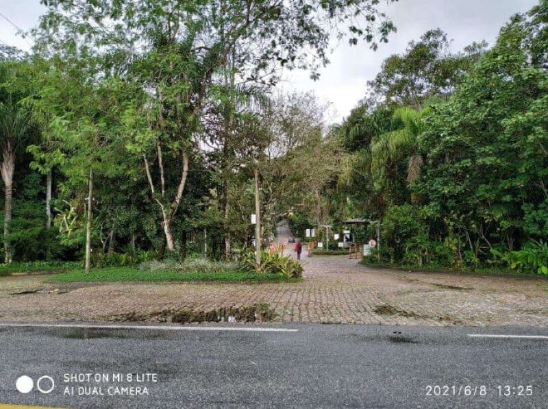 Terreno em leilão judicial em Iporanga, Guarujá — Condomínio IPORANGA localizado com acesso na altura do KM 17,5 da Rodovia Ariovaldo de Almeida Viana, antiga Estrada Guarujá-Bertioga, estando o imóvel o referido lote à PRAÇA N° 27 S/N