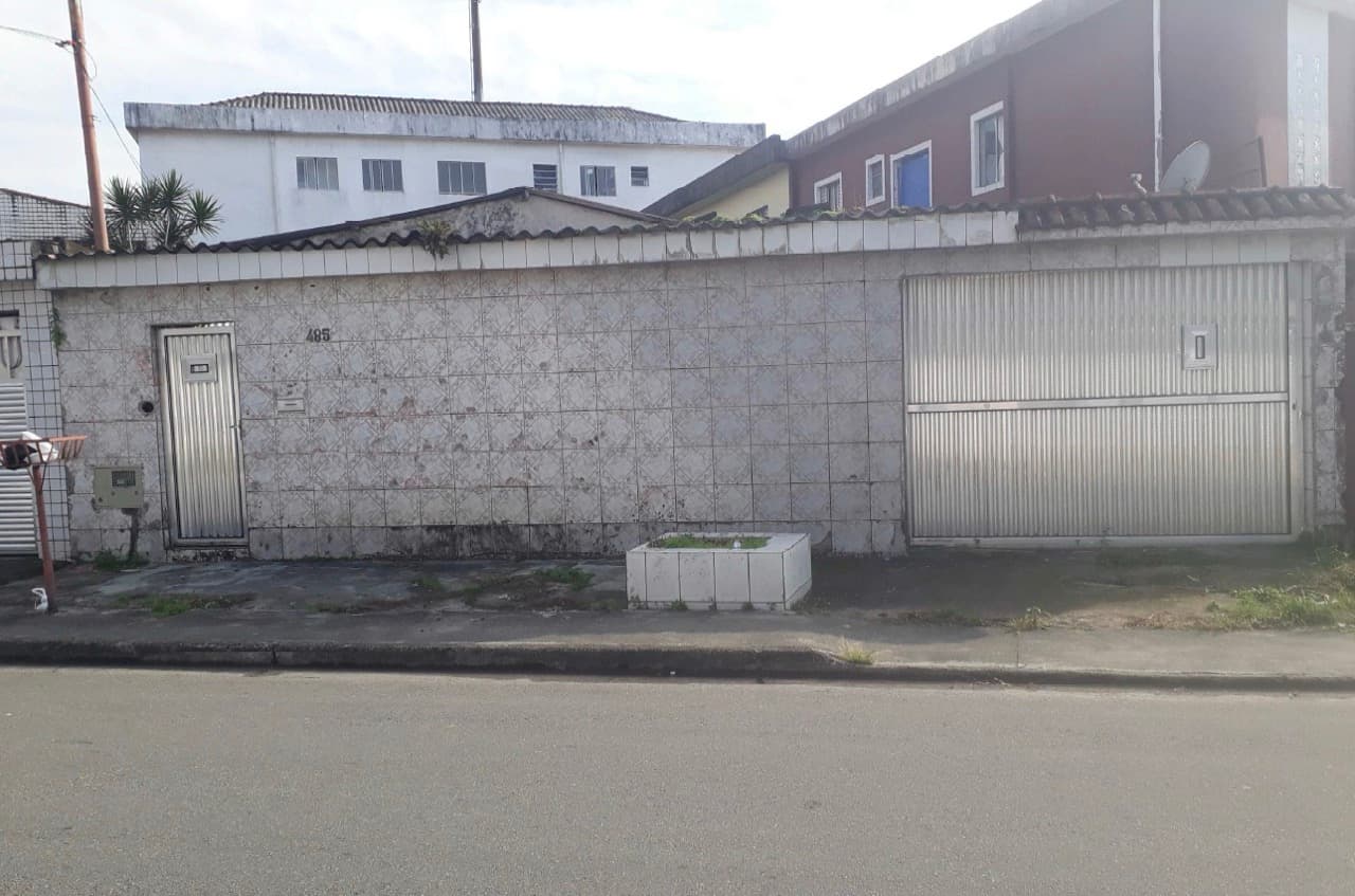 Casa em leilão judicial em Parque Continental, São Vicente — Rua Hugo Ventura, nº 485