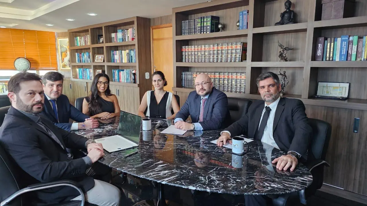 Equipe do Cataldo Siston Advogados, escritório especializado em leilão de imóveis e direito imobiliário, reunida na sede no Centro do Rio de Janeiro
