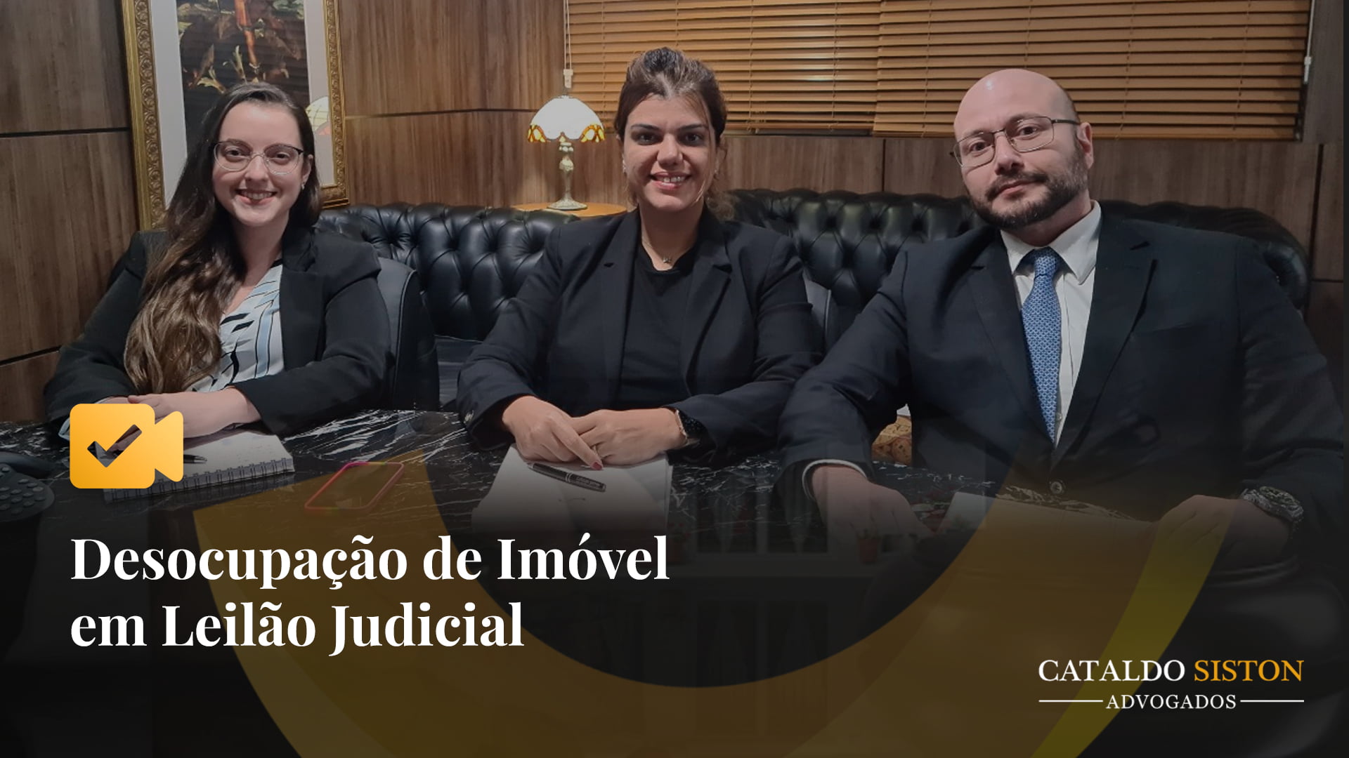 Oficial de justiça cumprindo mandado de imissão na posse em imóvel arrematado em leilão judicial