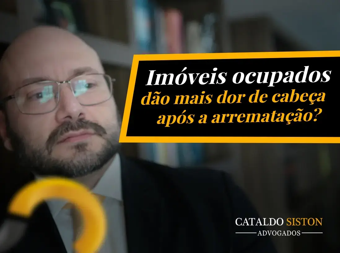 Raphael Cataldo Siston, sócio do escritório Cataldo Siston, olhando para o lado pensativo, com o texto: Imóveis ocupados dão mais dor de cabeça após a arrematação