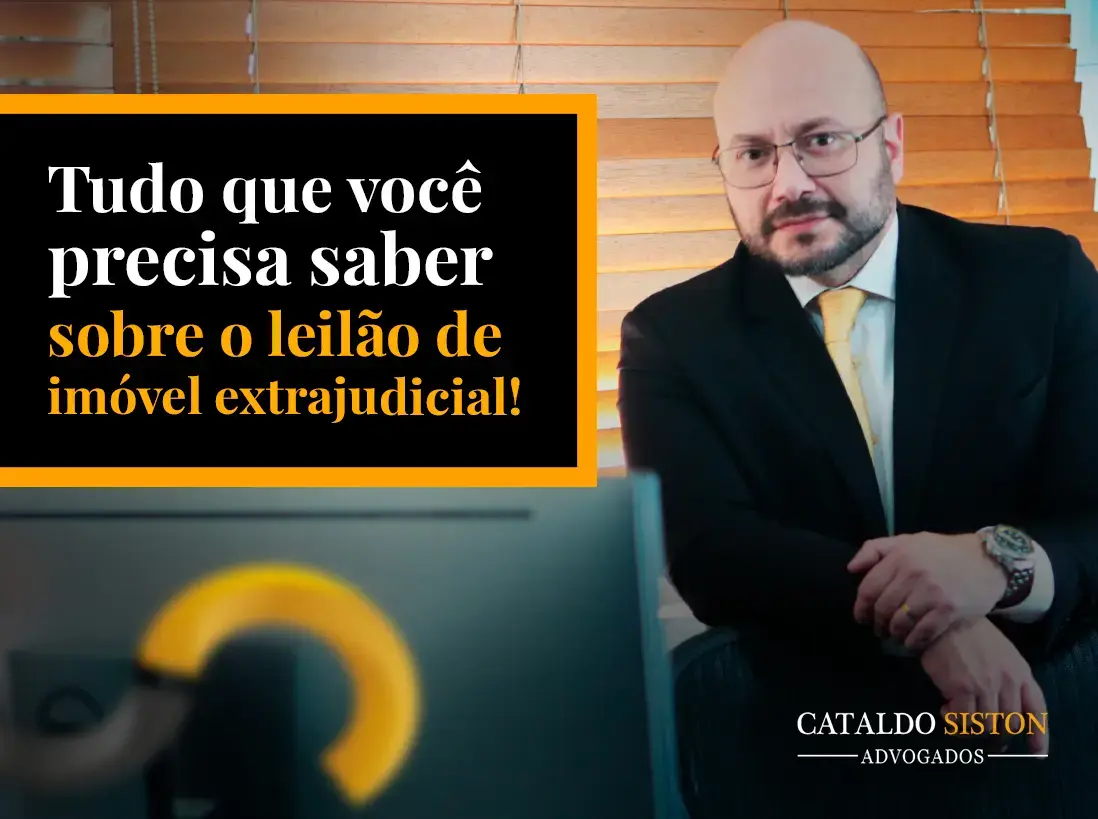 Raphael Cataldo, sócio do escritório, de pé, apoiando um dos braços na cadeira e com o seguinte texto à esquerda: Tudo que você precisa saber sobre o leilão de imóvel extrajudicial!