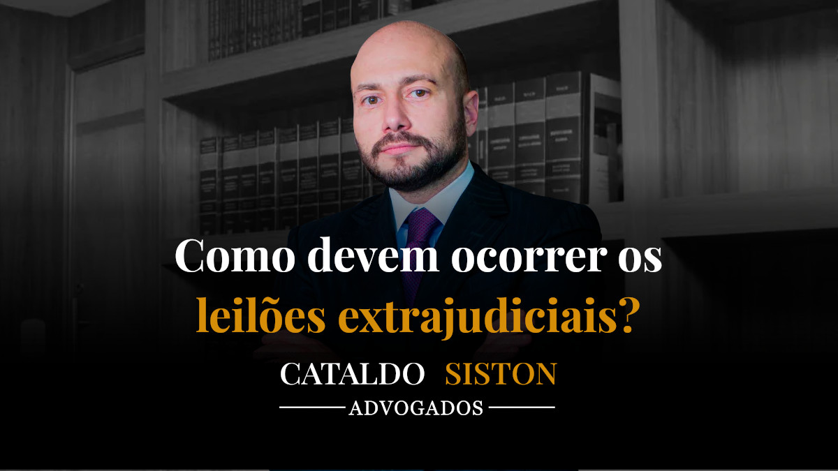 Martelo de leiloeiro simbolizando o trâmite de um leilão extrajudicial de imóveis