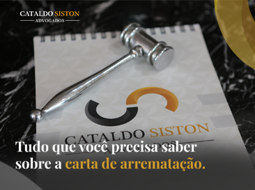 Papel com logo de Cataldo Siston e martelo de juiz sobre uma mesa, com o seguinte texto: Tudo que você precisa saber sobre a carta de arrematação.