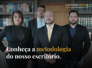 Equipe do Cataldo Siston dentro de um escritório, com a seguinte frase: "Conheça a metodologia do nosso escritório".