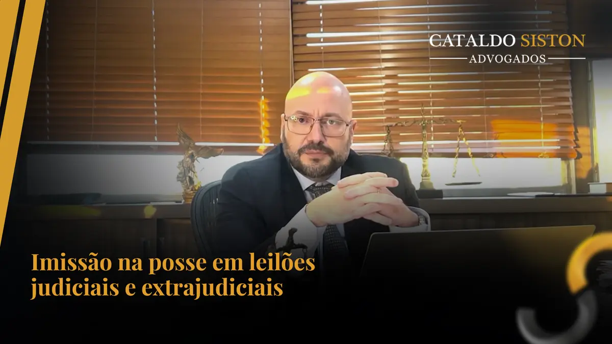 Foto do Raphael Siston, SEO do Cataldo Siston Advogados, em seu escritório e o seguinte texto: imissão na posse em leilões judiciais e extrajudiciais