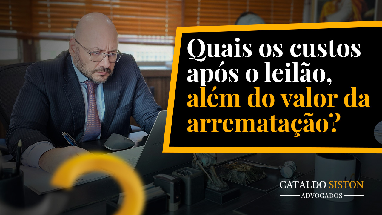 Raphael Siston no escritório, olhando para um laptop, e o seguinte texto: Quais são os custos após o leilão, além do valor da arrematação.